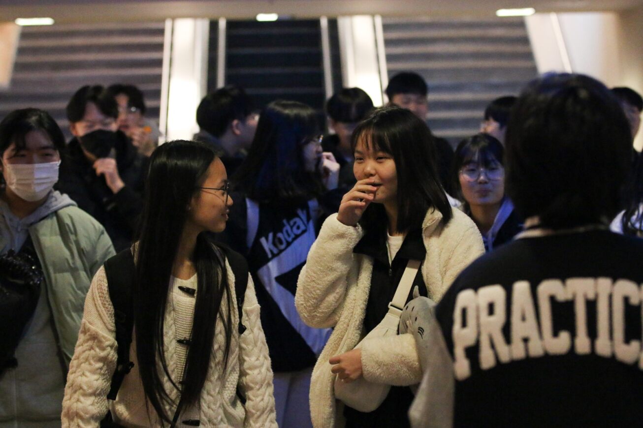 Korean students arrive at the ߲о Airport.